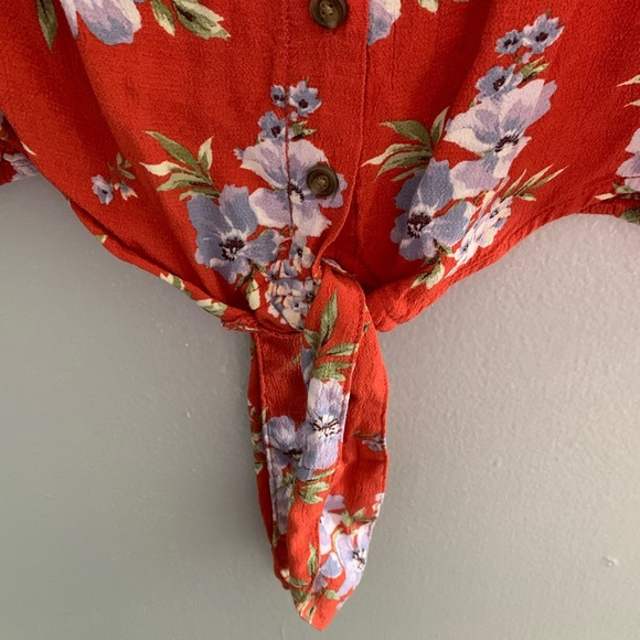 American Eagle Floral Cropped Button Up - Picture 4 of 5